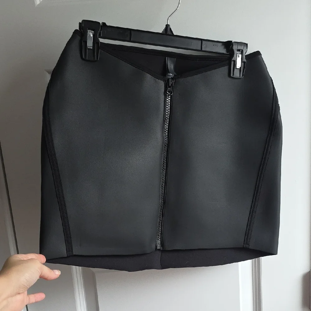 SKIMS onyx Rubberized Front Zip Scuba Mini Skirt Large G166